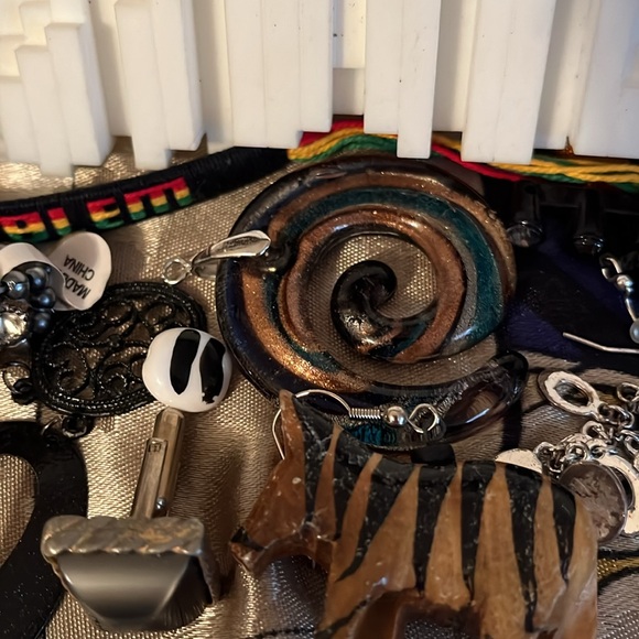 Craft lot, black, white and grey. Crafting and repurposing lot 8A. - Picture 4 of 12